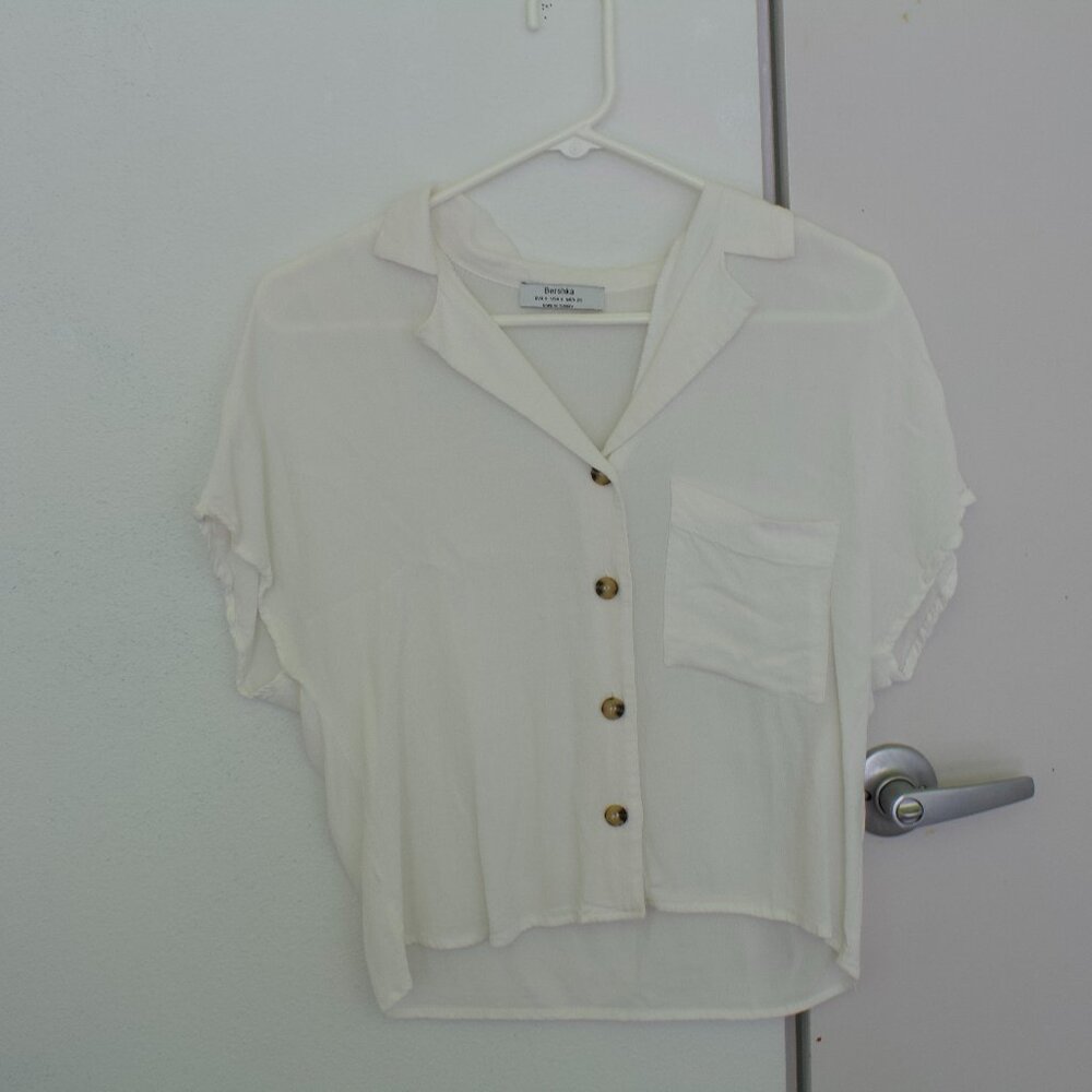 White short sleeve button down blouse